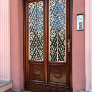 Dveře se zdobným výkladem